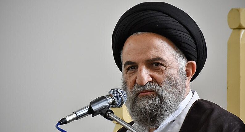 روسری‌ها پایین‌تر رفته و موها بیرون آمده، گاهی شلوار هم پوشیده نمی‌شود/نیروی انتظامی باید در سطحی که حرمت‌شکنی و بی‌بند و باری است، ورود پیدا کند