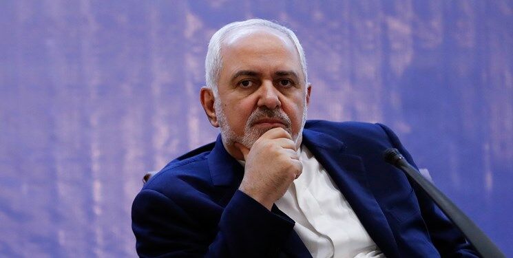 عکس لو رفته از محمدجواد ظریف در حال بریدن کیک تولدش در یک جشن خصوصی!