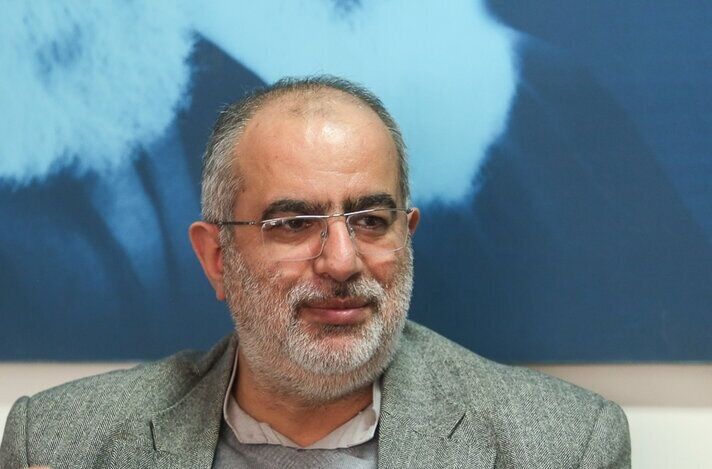 واکنش کنایه‌آمیز حسام‌الدین آشنا به برنامه دولت رئیسی برای جذب نخبگان دارای تابعیت مضاعف؛ این قبلا اسمش زمینه سازی برای «نفوذ» نبود؟!