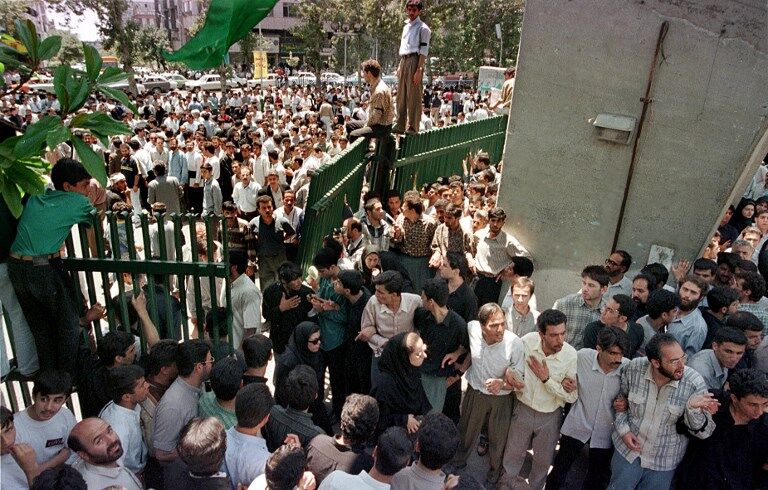 احمد باطبی در کوی دانشگاه پیراهن آغشته به خون بز در دست گرفت/ ندا آقاسلطان کشته دروغین بود
