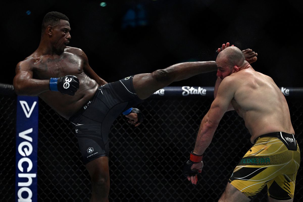 یکطرفهترین نبرد در UFC ؛ کمربند سبک وزن به مبارز آمریکایی رسید