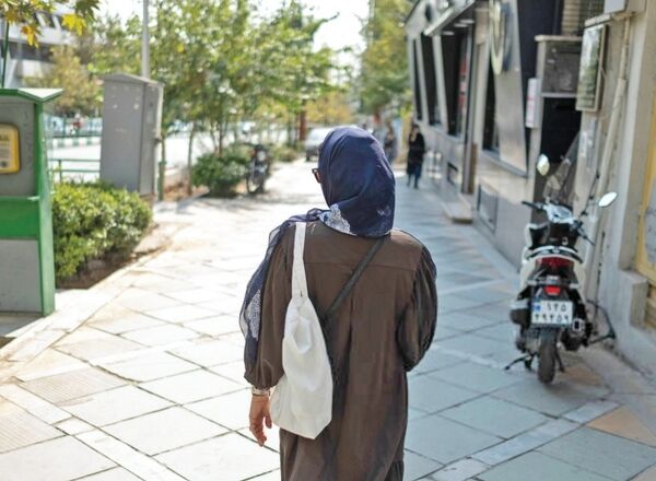 گزارش روزنامه اعتماد از بیکاری، بدهی و تلاش ۶ زن برای بازگشت به زندگی پس از جنگ / مشتری‌های آرایشگاهم بعد از جنگ کم شد