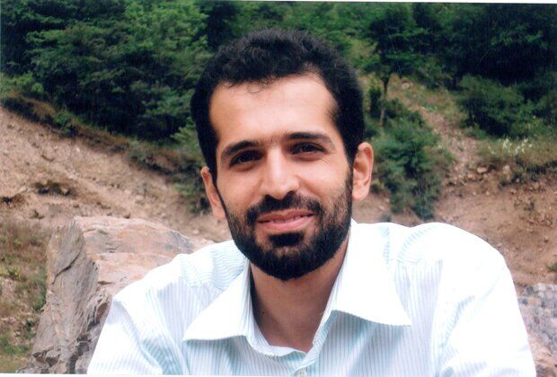 ویدئو |  دیدار  فرزند شهید مصطفی احمدی روشن با رهبر انقلاب در حاشیه نمایشگاه دستاوردهای صنعت هسته‌ای 