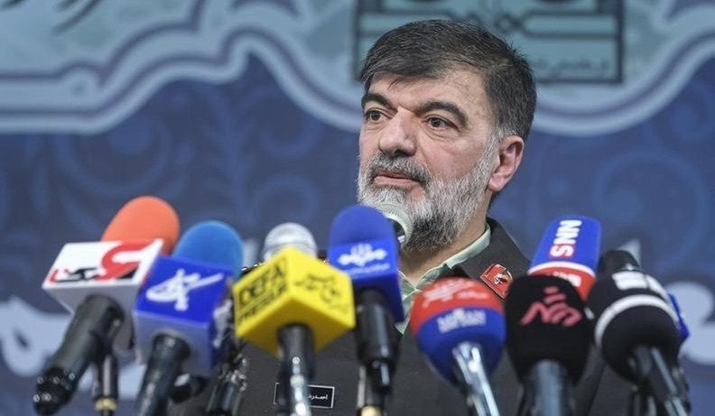 بوسه همراه با لبخند رادان بر پیشانی رئیس کمیته امداد + عکس