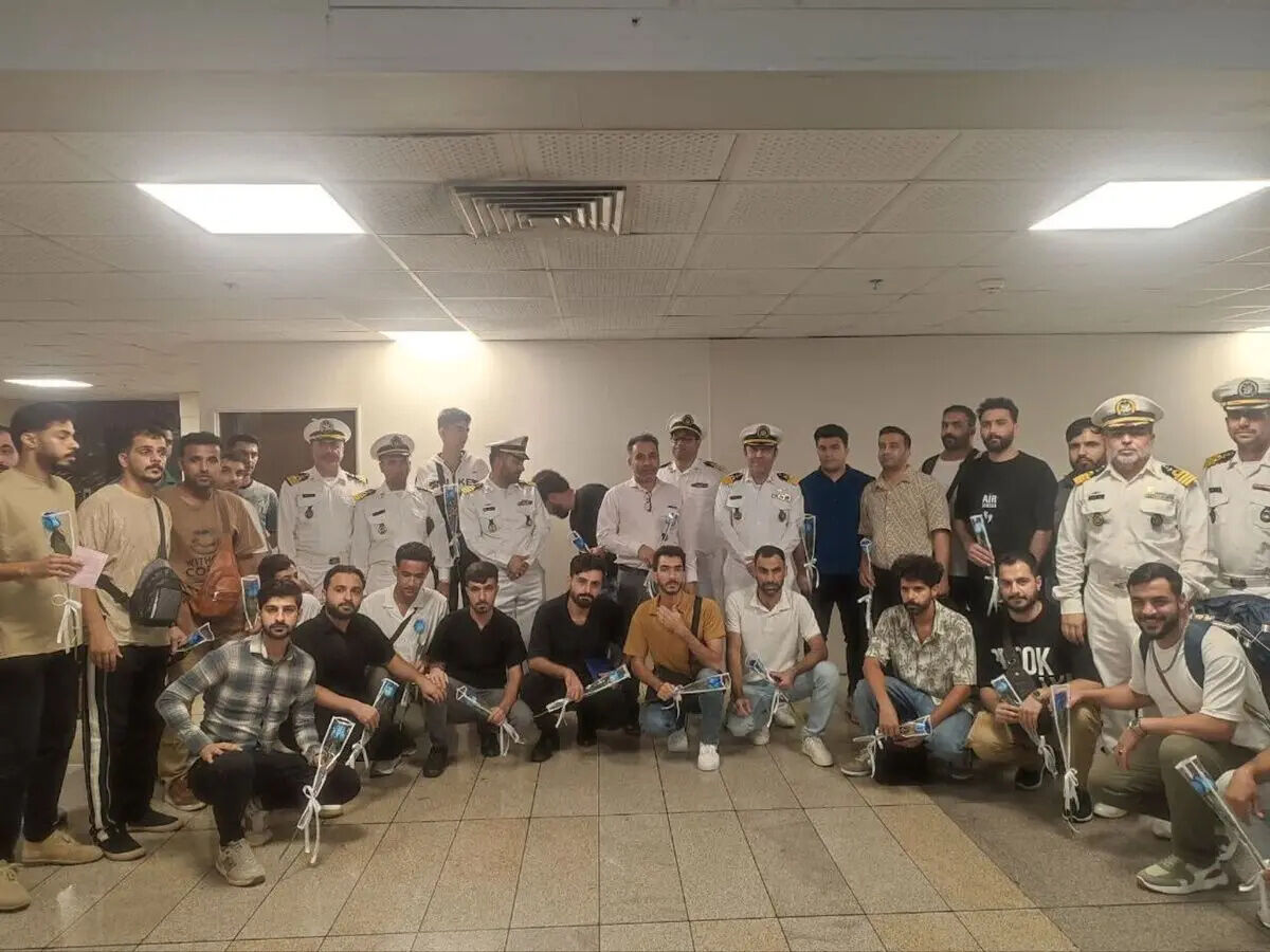 بازگشت کارکنان «ناو لاوان» نیروی دریایی ارتش جمهوری اسلامی ایران به کشور پس از ۷ ماه