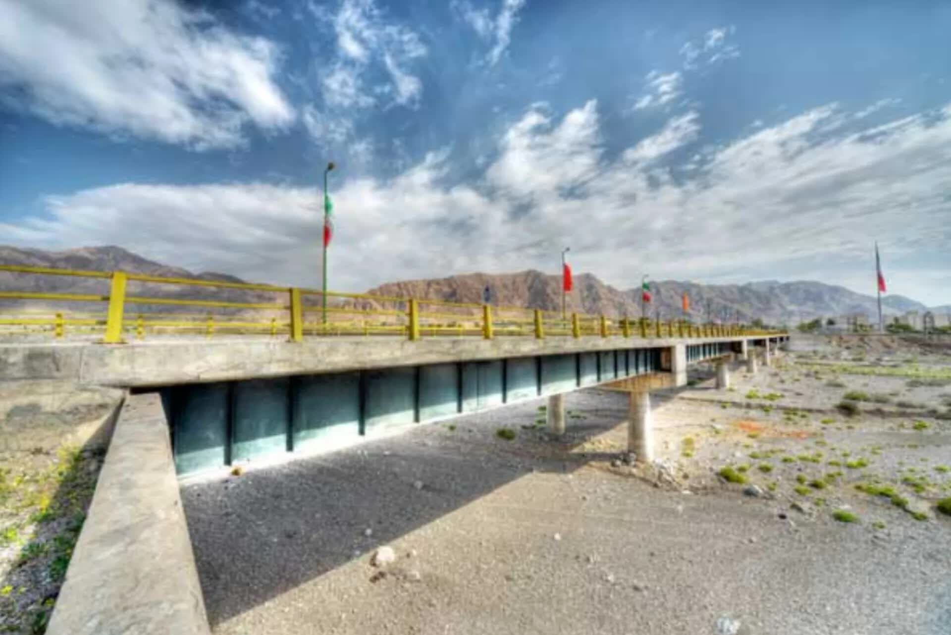آسیب جدی حملات آمریکا به یک پل در محور بندرعباس ـ حاجی‌آباد