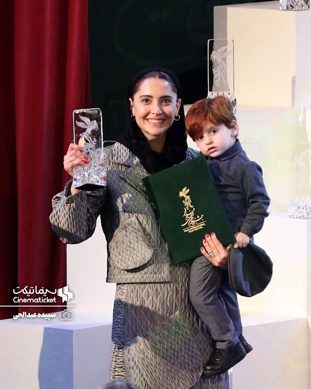 عکس خانوادگی شبنم قربانی برنده سیمرغ جشنواره فجر