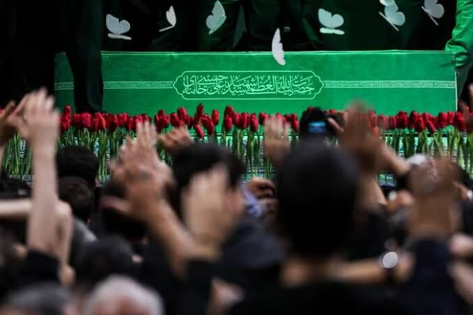 صفوف متراکم مردم هنگام اقامه نماز بر پیکر رهبر شهید + عکس