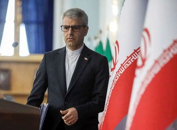 بقایی درباره روز اول مذاکرات سوئیس: درباره صدور مجوزهای لازم برای فروش نفت و ازاد سازی دارایی‌های ایران پیشرفت های خوبی صورت گرفت؛ در خصوص عبور ایمن کشتی‌ها از تنگه هرمز قرار شد سازوکاری ترتیب داده شود