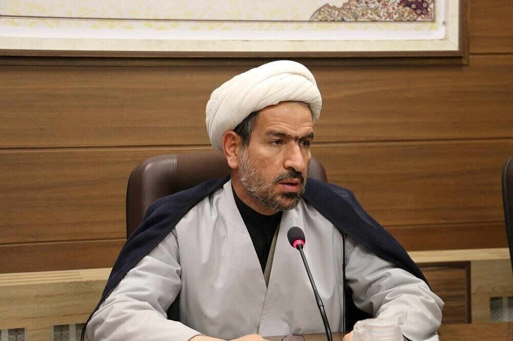 ببینید | این افراد متفرقه که بعضی وقتا میان بین صندلی‌ها می‌چرخند رو جمع کنید، مجلس شأن دارد!