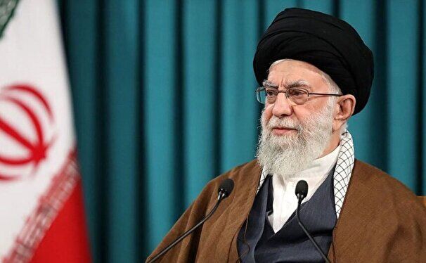 تصاویری از لحظه کاشت نهال توسط رهبر انقلاب در روز درختکاری + عکس