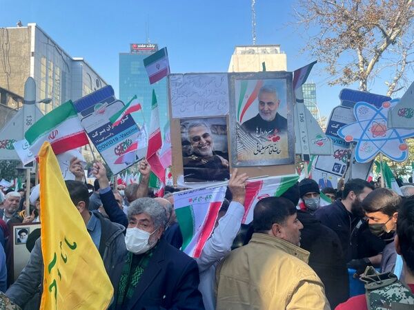 فرمانده سابق ارتش با لباس غیرنظامی در راهپیمایی ۱۳ آبان+عکس