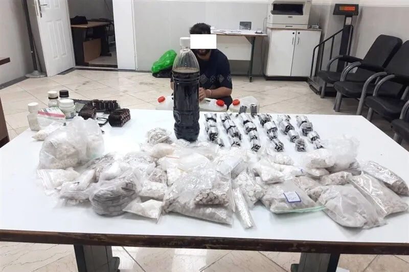 دستگیری عطاری که مواد مخدر می‌فروخت/ کشف ۷۷۰ گرم تریاک، ۹۰ لیتر شربت متادون و ۲۲ هزار قرص متادون و ترامادول از متهم