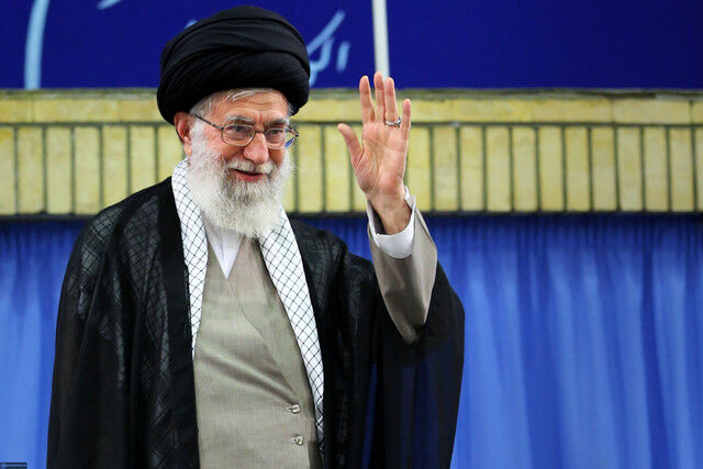 ماجرای سجده شکر رهبر انقلاب بعد از انتخابات ریاست جمهوری 76 + عکس