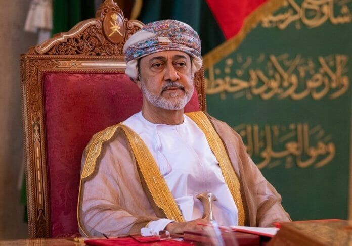 ببینید| یک رسم عجیب قدیمی در عمان؛ پادشاه در این صورت اجازه ورود به کشور را ندارد!
