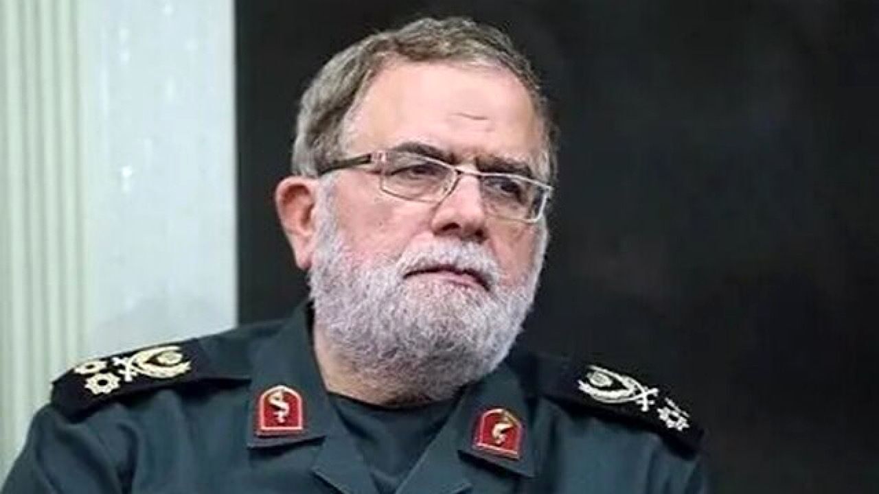 سرلشکر ایزدی: نیروهای آمریکایی برای در امان ماندن از موشک‌های سپاه ۷۰۰ کیلومتر عقب رفته‌اند