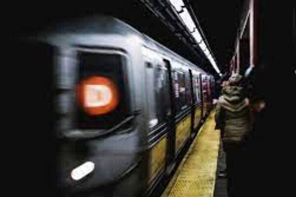 قطار شهری مشهد از ریل در ایستگاه فکوری؛ راهبر قطار مصدوم شد