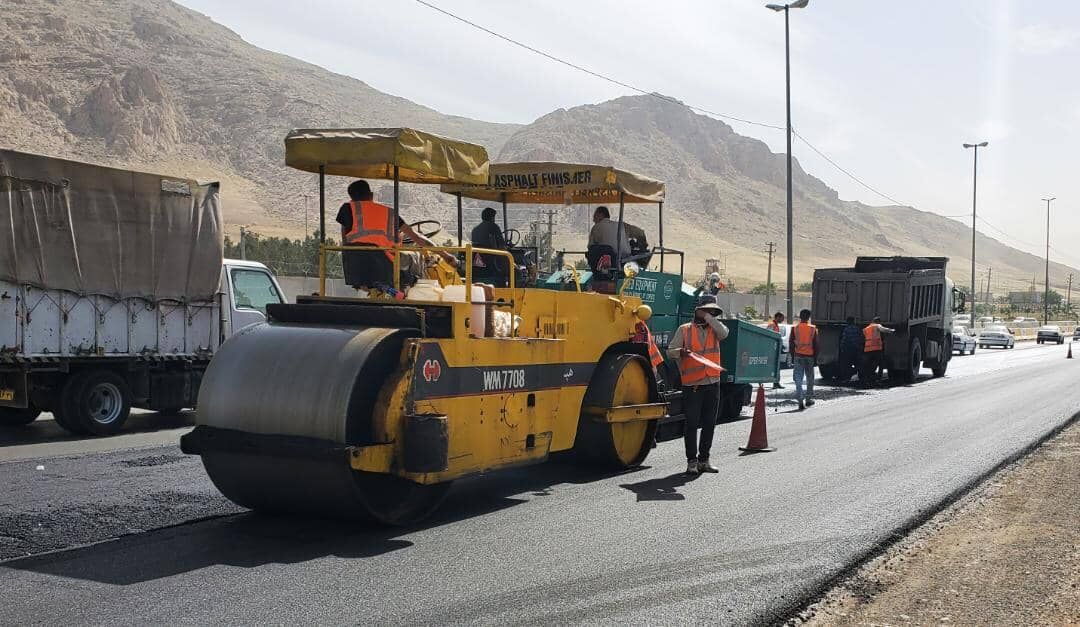اقدام عجیب فعال محیط‌زیستی؛ خود را به آسفالت کف خیابان چسباند!