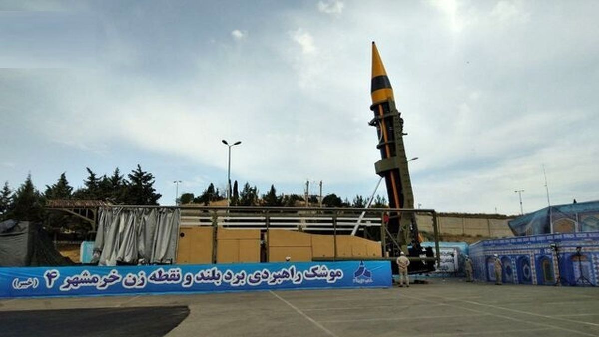 موشک خرمشهر ۴ با نام خیبر رونمایی شد  + ویژگی‌های فنی و عکس