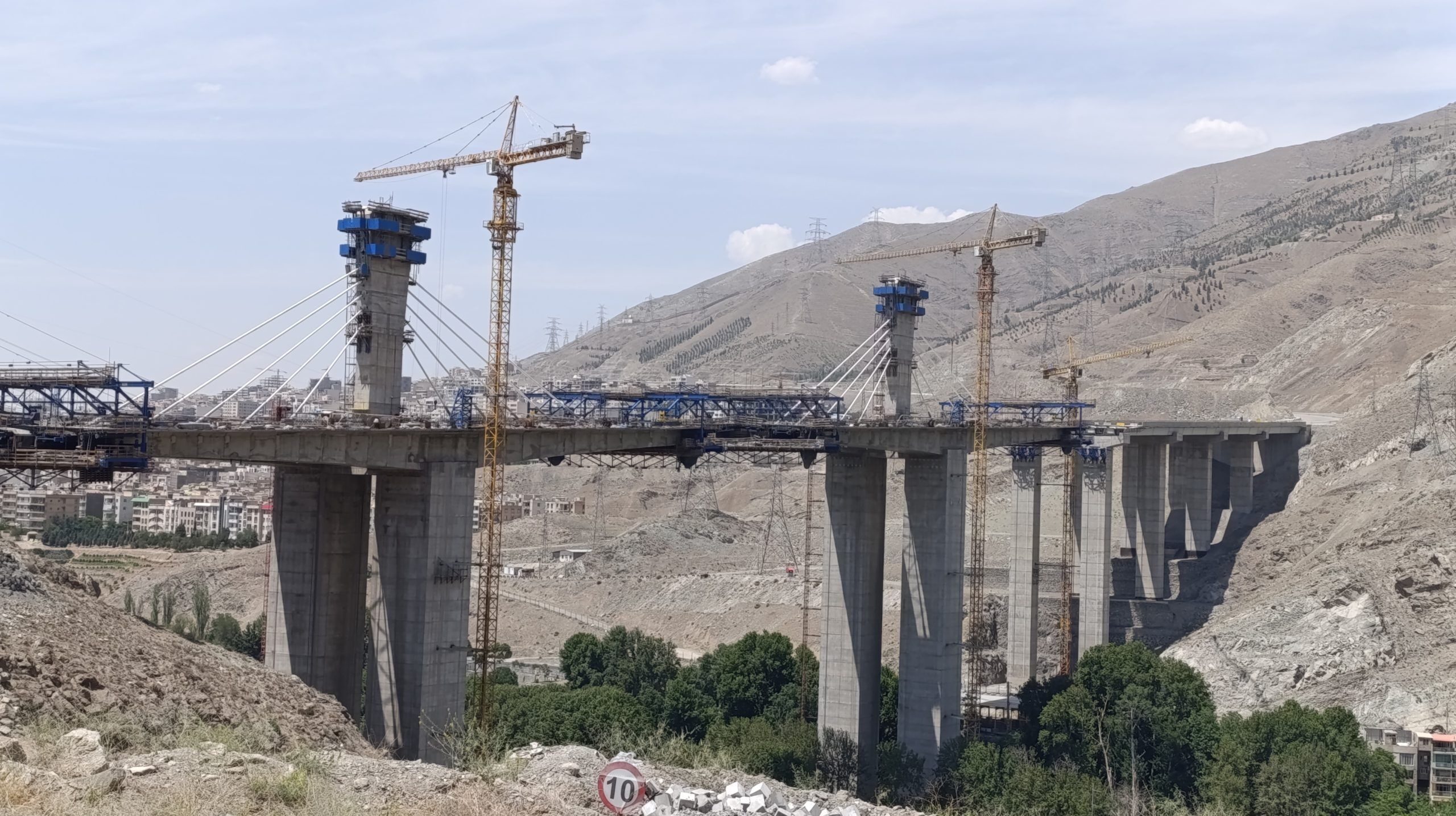 شهردار کرج: پل B1 در دو مرحله مورد اصابت قرار گرفت؛ بار اول آسیب جزئی‌تری دید، سپس بعد از پاک‌سازی مجدداً با بیش از ۹ بمب سنگین مورد اصابت واقع شد