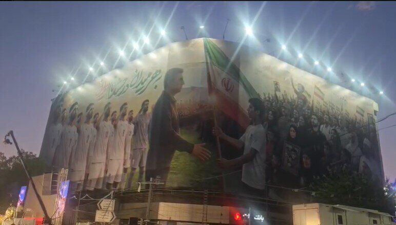 دیوارنگاره میدان ولیعصر فوتبالی شد + عکس