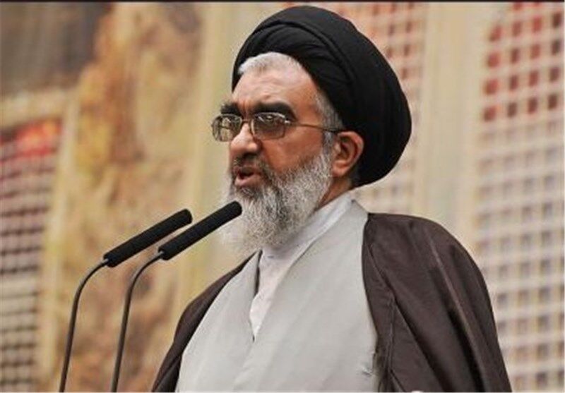 توصیه امام جمعه قم به سران قوا برای رفع مشکلات اقتصادی: قیام کنید