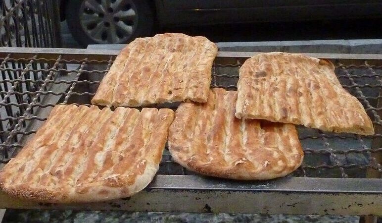 اقدام عجیب امام‌جمعه میمند فارس؛ توزیع کوپن نان ۵ هزار تومانی بین مردم! + تصویر 