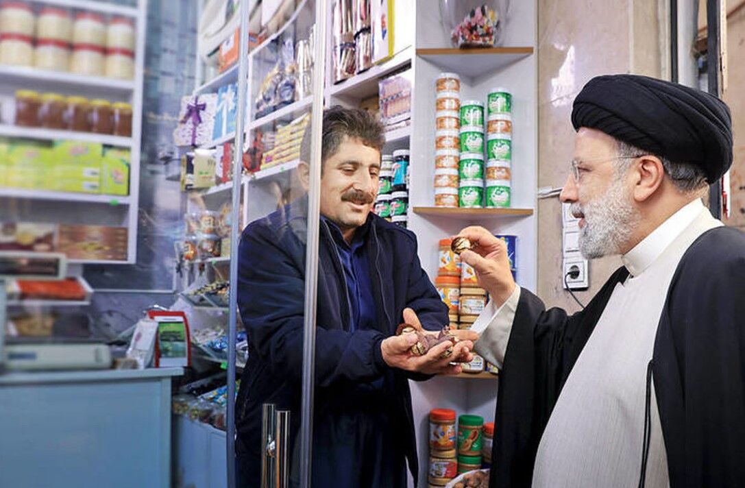 ادعای روزنامه دولت؛ مغازه‌دار سنندجی که به رئیسی شکلات تعارف کرد تهدید به قتل خانوادگی شده!