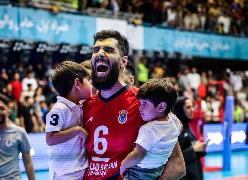بوسه مادر بر پیشانی سید والیبال ایران + عکس