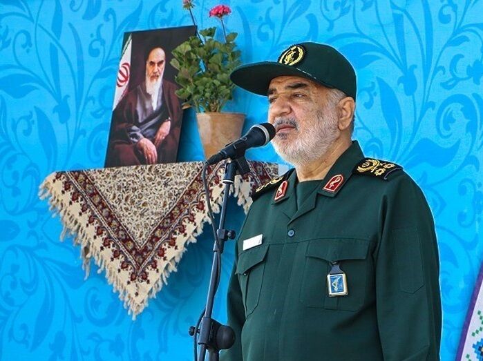 دشمن در توهم به سر می‌برد؛ نمی‌داند این سرزمین و انقلاب مستحکم است/ رژیم اسرائیل فرو خواهد پاشید؛ اما این انقلاب آسیب نخواهد دید