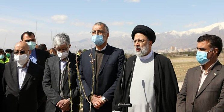 نهال‌کاری شهردار تهران و رئیس‌جمهور به مناسبت روز درختکاری