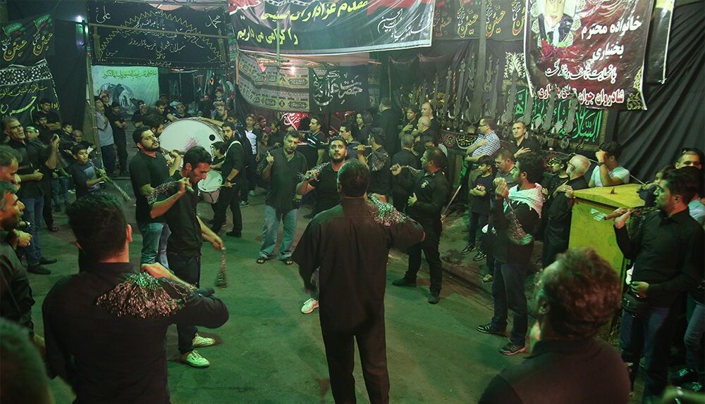 حضور جنجالی خواننده زیرزمینی در مراسم عزاداری+ عکس