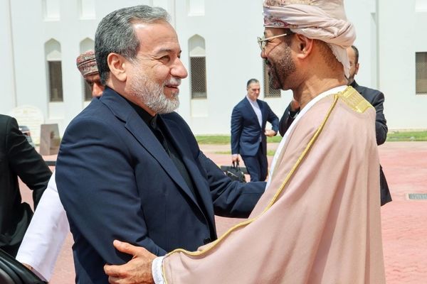 جزئیات سفر وزیر خارجه به عمان/ تأکید ایران بر تنظیم ترتیبات کشتیرانی با مشورت دو کشور ساحلی/ در بخشی از این گفت‌وگوها، هیأتی از قطر حضور داشت/ توافق شد که گفت‌وگوها ادامه پیدا کند