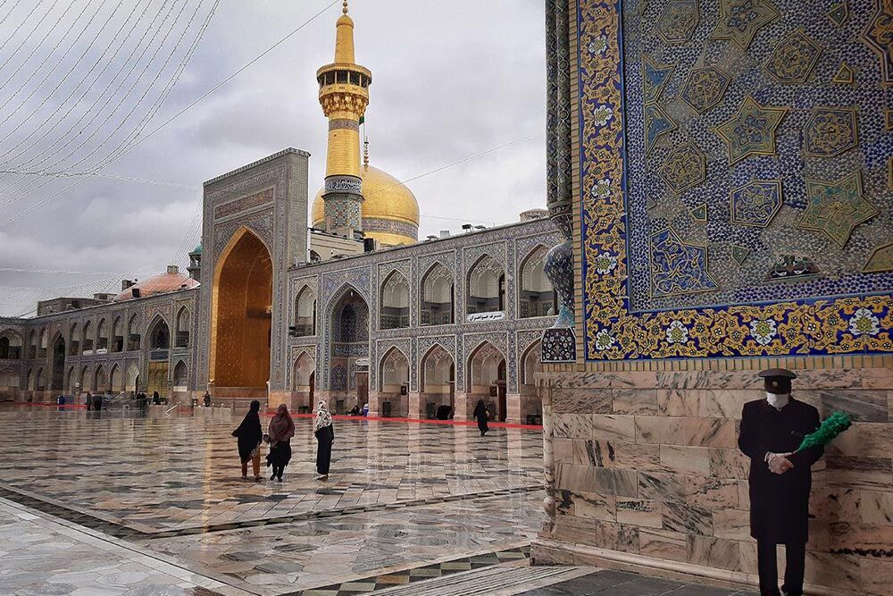 اهتزاز پرچم فتح به یاد سیدمقاومت در حرم رضوی + عکس