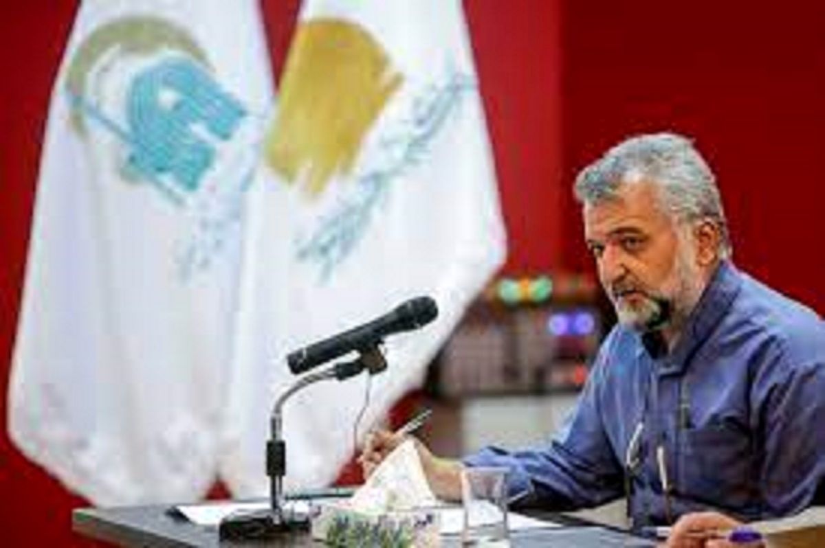 وقتی خانمی مقنعه می‌پوشد، دستش آزادتر است، راحت تمرین طراحی می‌کند ولی با شال اینطور نیست/ من به عنوان رئیس دانشگاه هنر می‌گویم که دانشجو باید مقنعه بپوشد