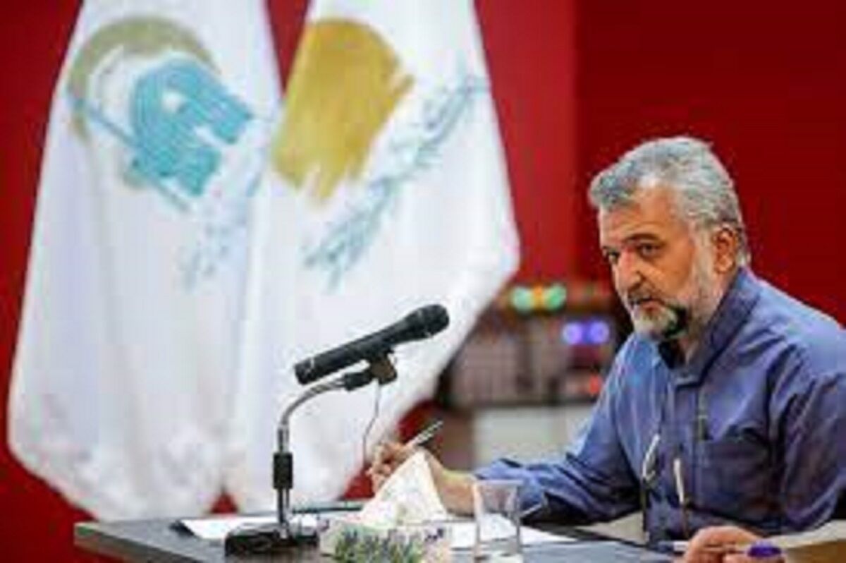 وقتی خانمی مقنعه می‌پوشد، دستش آزادتر است، راحت تمرین طراحی می‌کند ولی با شال اینطور نیست/ من به عنوان رئیس دانشگاه هنر می‌گویم که دانشجو باید مقنعه بپوشد