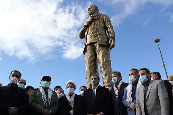 آتش زدن مجسمه شهید سلیمانی در شهرکرد به دست افراد ناشناس/ واکنش شدید امام جمعه شهرکرد