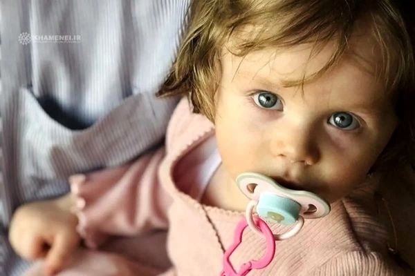 تصویری کمتر دیده شده از رهبر انقلاب و نوه شهیدش + عکس