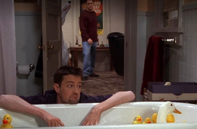 ببینید| سکانسی عجیب از سریال فرندز که نحوه مرگ متیو پری را پیش‌بینی می‌کند!