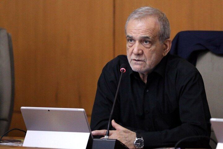 پزشکیان: سرمایه اصلی ایران، مردم و انسجام ملی است؛ هر راهبردی برای پیشرفت کشور باید بر پایه تقویت اعتماد عمومی و حفظ وحدت ملی استوار باشد / حضور آگاهانه مردم و همبستگی ملی، تمامی محاسبات  دشمن را با شکست مواجه ساخت