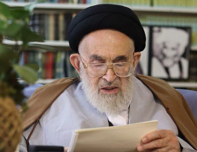 آیت‌الله دستغیب شیرازی: مومنین به عزاداری خود تا یک هفته ادامه دهند