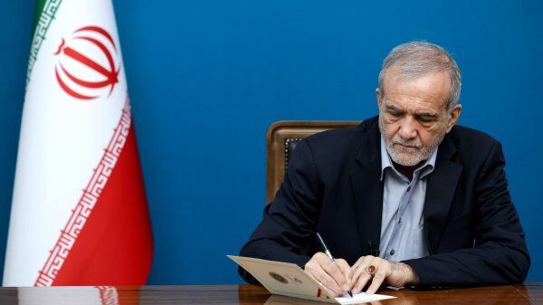 پیام جدید رئیس جمهوری: تصمیمی که به اتفاق نظر در ارکان اصلی نظام و تِایید رهبری عالی‌قدر پس از پذیرش چارچوب مورد نظر کشورمان از سوی امریکا برای آتش‌بس و مذاکره گرفته شد، با رعایت اصل عزت، حکمت و مصلحت و بر اساس حفظ منافع ملی، تمامیت ارضی بود