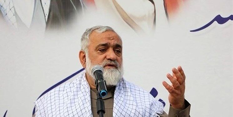 دشمنان ۳۰۰ شبکه رادیویی و تلویزیونی را علیه مردم راه انداخته‌اند