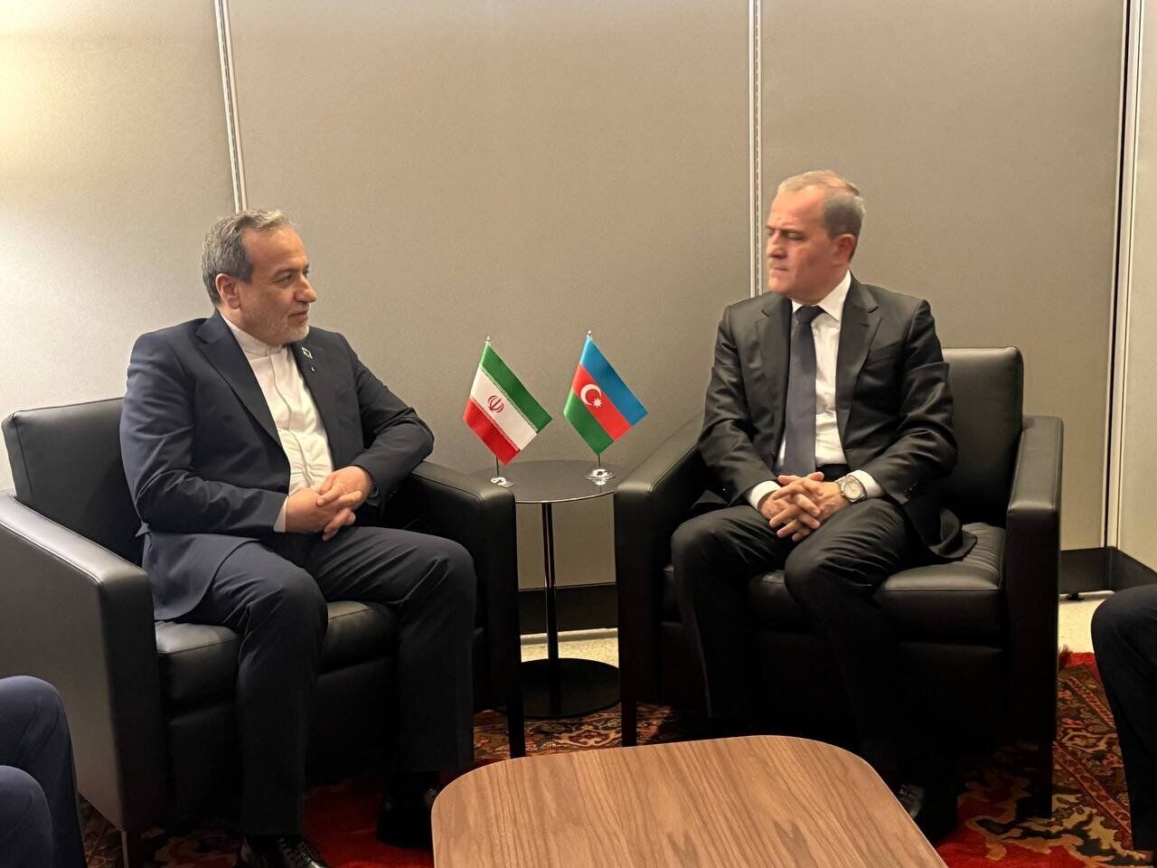 هشدار عراقچی در دیدار با وزیر خارجه جمهوری آذربایجان: ایران در برابر فشار اسرائیل و آمریکا از حاکمیت و منافع ملی خود دفاع می‌کند