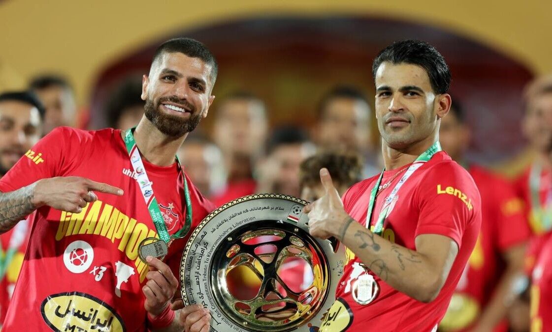 جام‌های قهرمانی پرسپولیس را به قهوه‌خانه بردند!