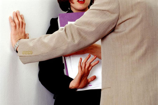 ویدئو | مشت سهمگین دختر به پسر مزاحم 