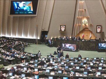 ببینید | انتقاد تند دانشجوی عدالتخواه از مجلس در آنتن زنده؛ وقتی شفافیت را از خودتان شروع نمی‌کنید نمره قبولی هم نمی‌گیرید!