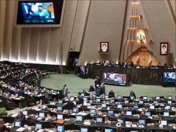 تنها تصویر خبرگزاری مجلس از تحصن الیاس نادران و خنده‌های معنادار نمایندگان + عکس