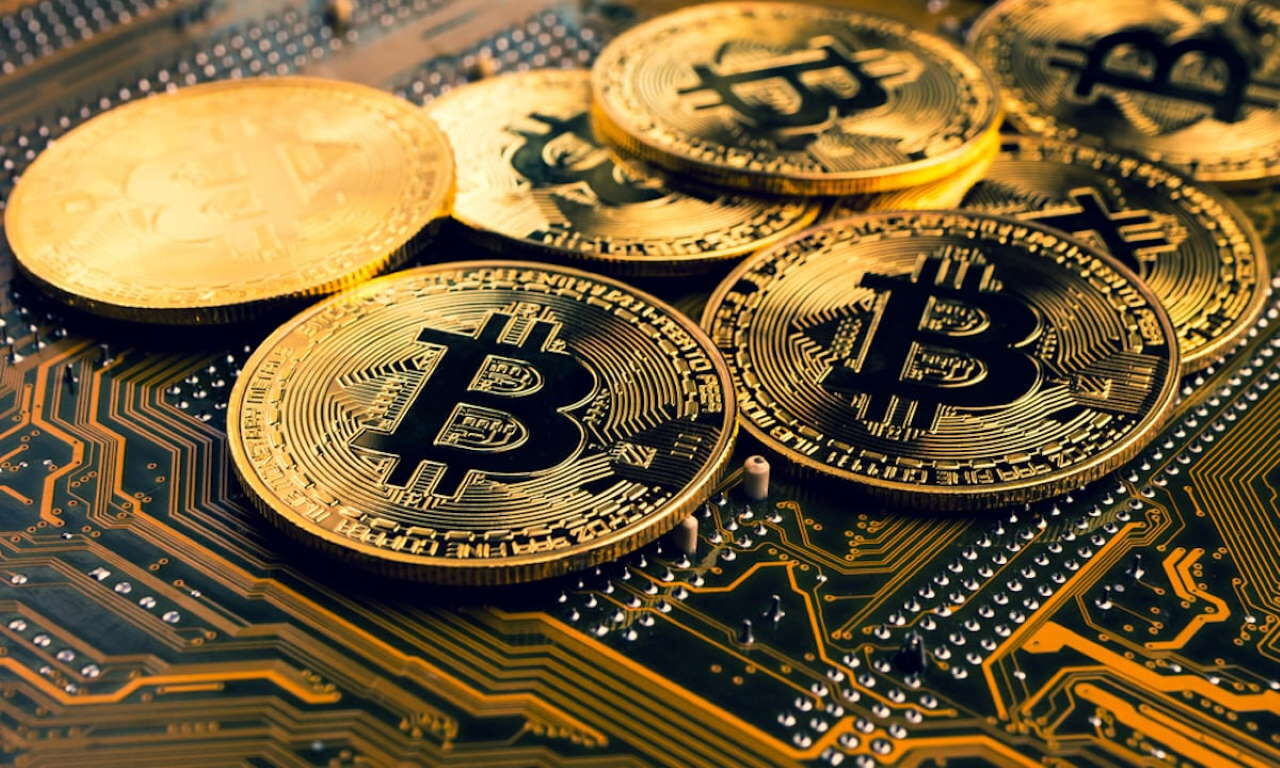 بیت‌کوین به پرتگاه تاریخی نزدیک شد