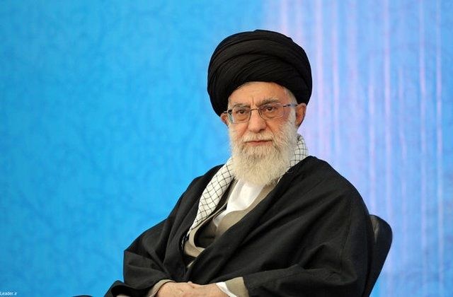 تصویری دیده‌نشده از رهبر انقلاب با لباس بلوچ + عکس